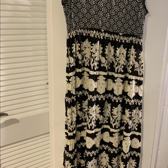 Maxi Dress Beautiful Pattern Crew Neck Tie In Back Size Med Dress up or casual! - Picture 2 of 4